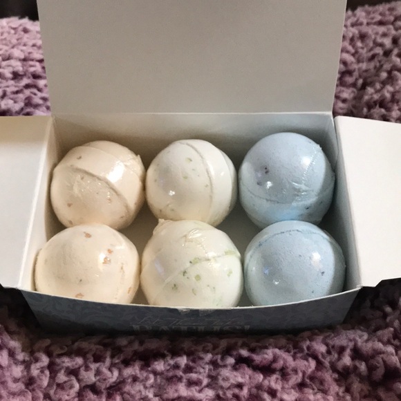 Perfectly Posh Other - Perfectly Posh 6ct Fizi bath bomb set